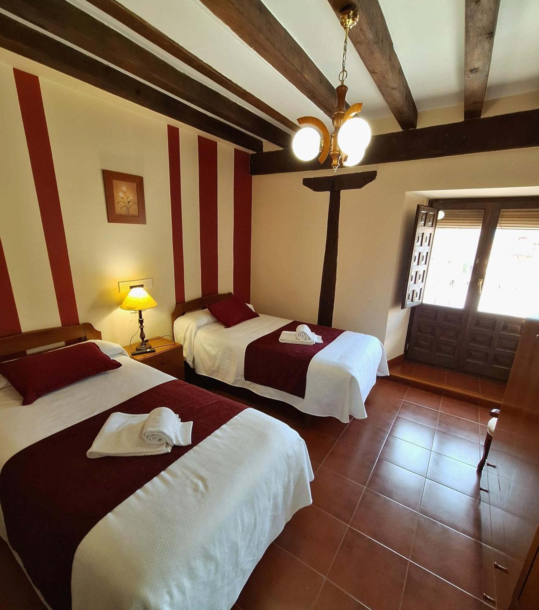 Hostal Rio Duero Molinos de Duero Bagian luar foto